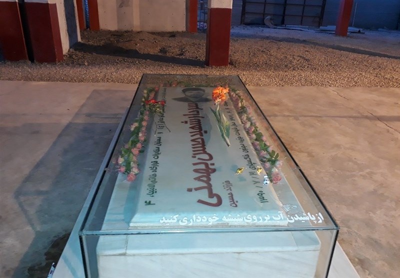 غبار روبی و عطر افشانی گلزار شهدای اهواز