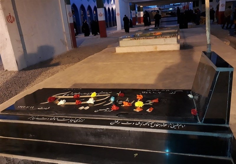 غبار روبی و عطر افشانی گلزار شهدای اهواز