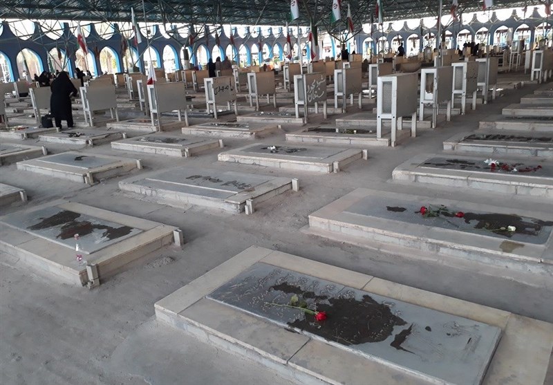 غبار روبی و عطر افشانی گلزار شهدای اهواز