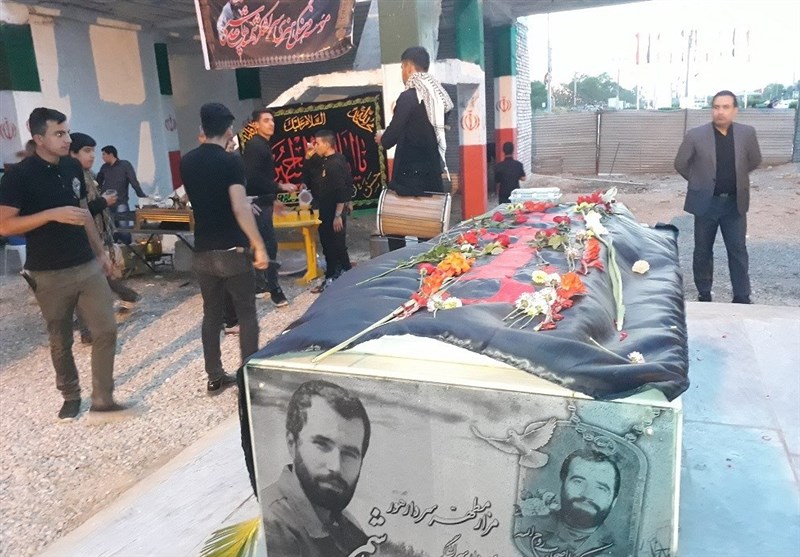 غبار روبی و عطر افشانی گلزار شهدای اهواز