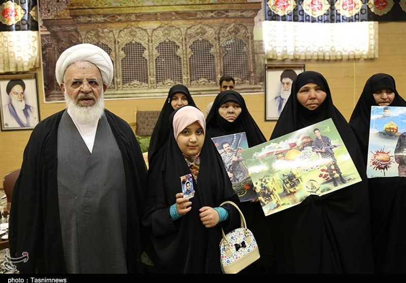 دیدار خانواده شهید حججی با آیت الله ناصری یزدی