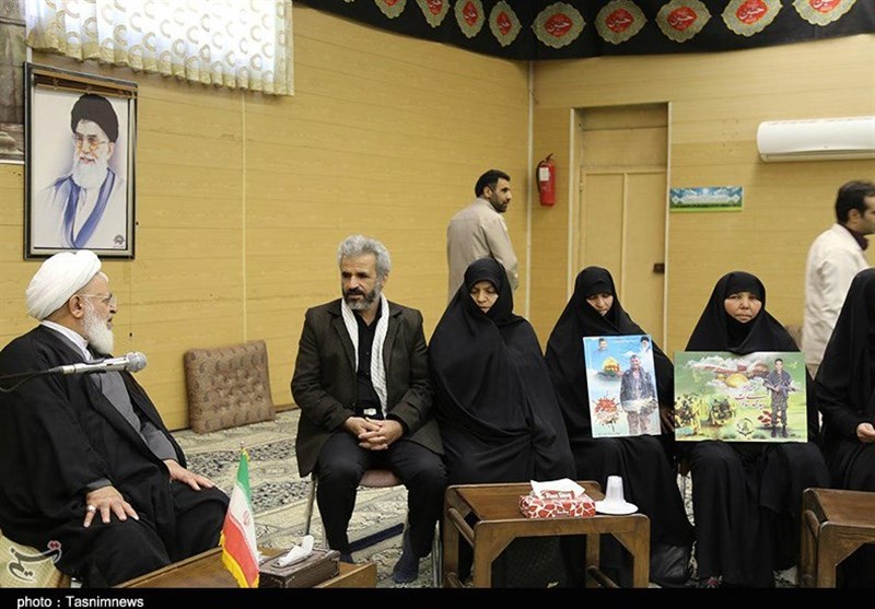 دیدار خانواده شهید حججی با آیت الله ناصری یزدی