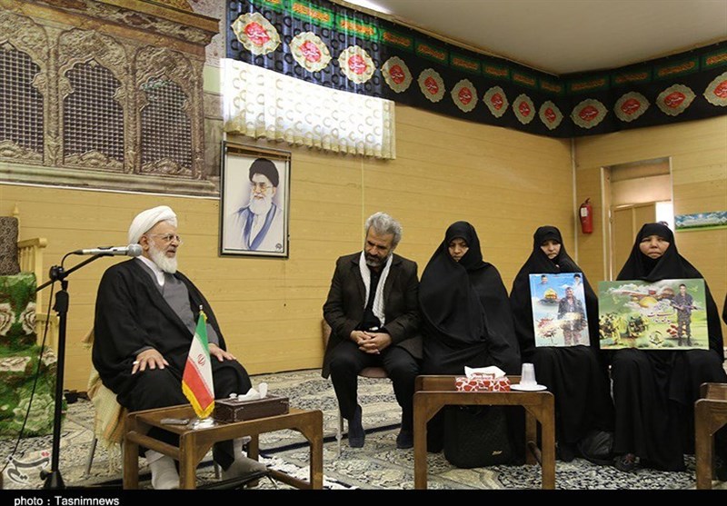 دیدار خانواده شهید حججی با آیت الله ناصری یزدی