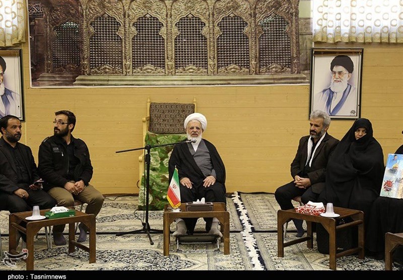 دیدار خانواده شهید حججی با آیت الله ناصری یزدی