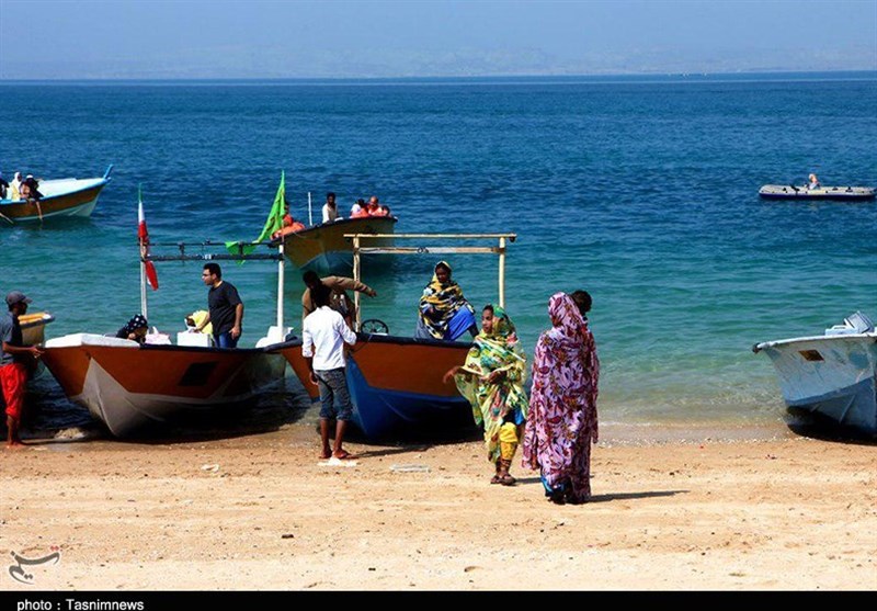 هنگام چند صد سکنه بومی دارد