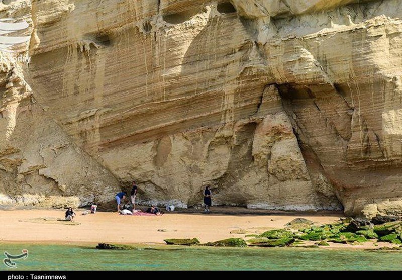 صخره‌های مشرف به ساحل