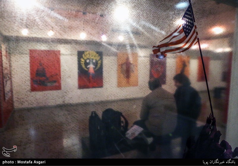 افتتاحیه ی نمایشگاه پوستر سقوط شیطان بزرگ