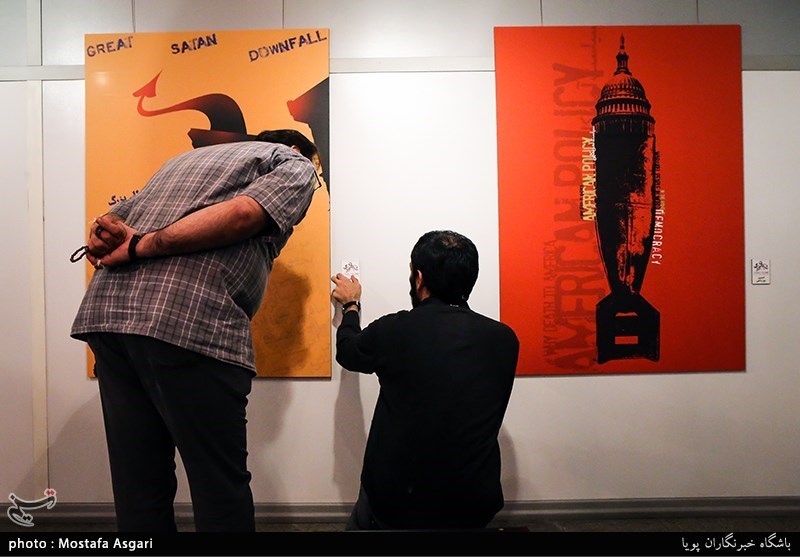 افتتاحیه ی نمایشگاه پوستر سقوط شیطان بزرگ