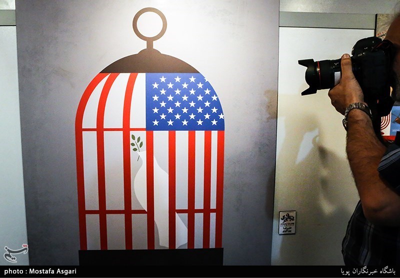 افتتاحیه ی نمایشگاه پوستر سقوط شیطان بزرگ