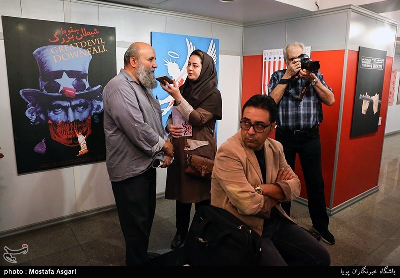 افتتاحیه ی نمایشگاه پوستر سقوط شیطان بزرگ