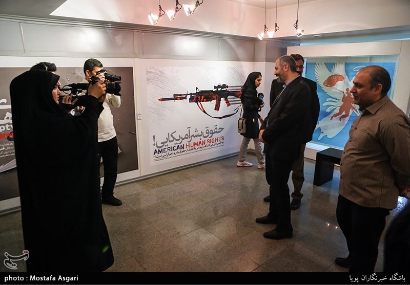 افتتاحیه ی نمایشگاه پوستر سقوط شیطان بزرگ