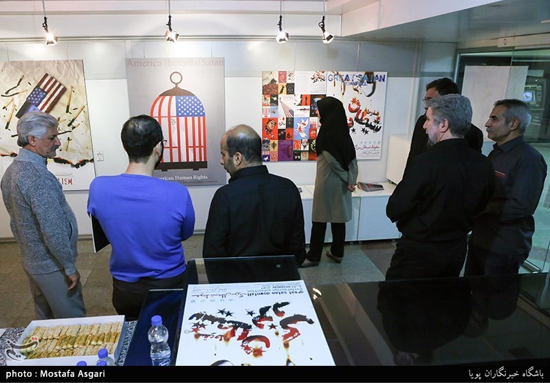 افتتاحیه ی نمایشگاه پوستر سقوط شیطان بزرگ
