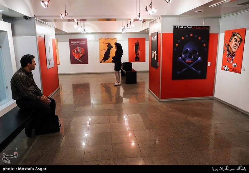 افتتاحیه ی نمایشگاه پوستر سقوط شیطان بزرگ
