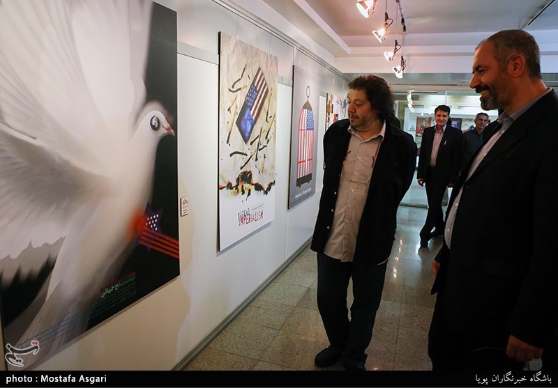 افتتاحیه ی نمایشگاه پوستر سقوط شیطان بزرگ