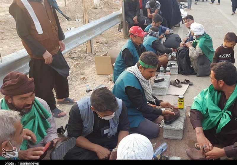 نوجوانانی که کفش‌های زائران را واکس می‌زنند