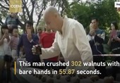 رکورد شکستن گردو با یک دست+فیلم و عکس