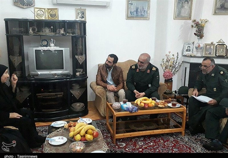 دیدار فرمانده سپاه گیلان با مادر "شهید حسین نجفی" در رشت