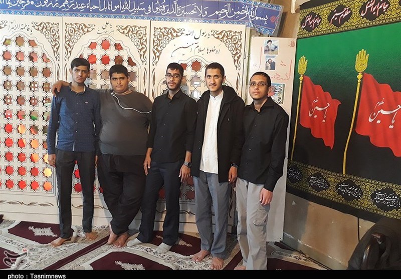 حضور زائران اربعین در معراج شهدای اهواز 