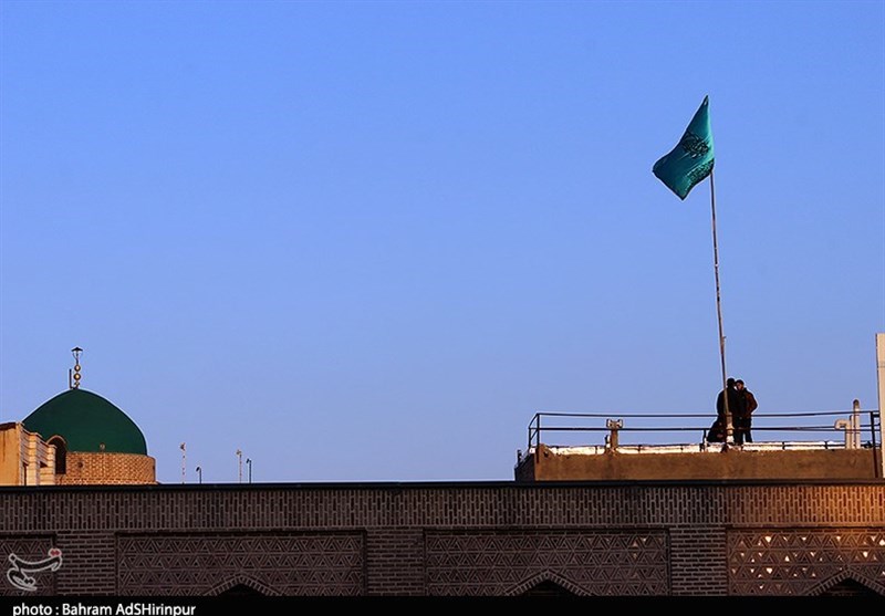 افراشتن علم بر روی بام امامزاده صالح