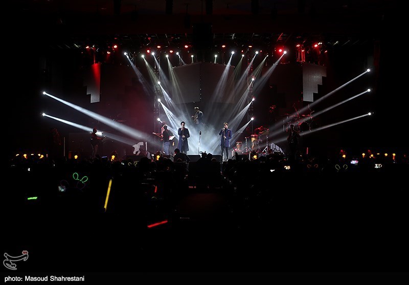 کنسرت گروه ماکان بند