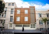 نمایی از ساختمان قدیمی واقع در خیابان فیاض بخش که از اصلی ترین خیابان های منتهی به خیابان ایران است