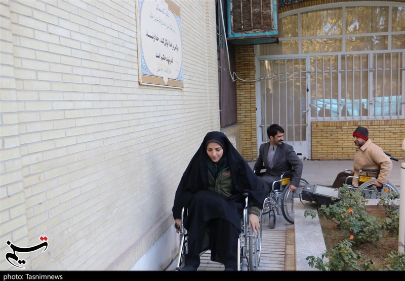 حضور خبرنگاران یزدی با ویلچر در خیابان‌های یزد به مناسبت هفته معلولان