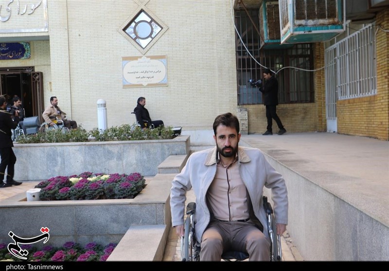 حضور خبرنگاران یزدی با ویلچر در خیابان‌های یزد به مناسبت هفته معلولان
