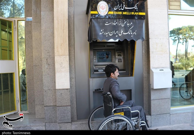 حضور خبرنگاران یزدی با ویلچر در خیابان‌های یزد به مناسبت هفته معلولان