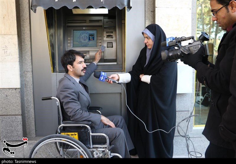 حضور خبرنگاران یزدی با ویلچر در خیابان‌های یزد به مناسبت هفته معلولان