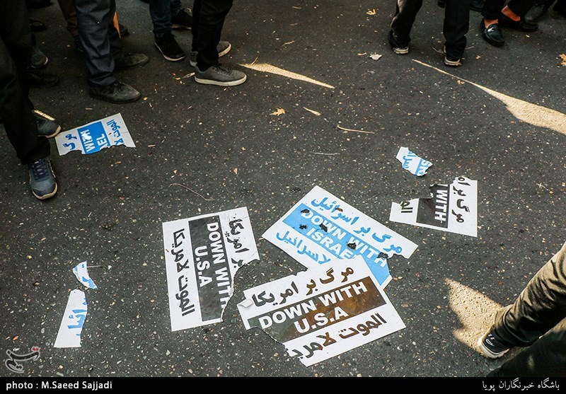 تجمع اعتراض آمیز دانش آموزان مقابل سفارت سوییس