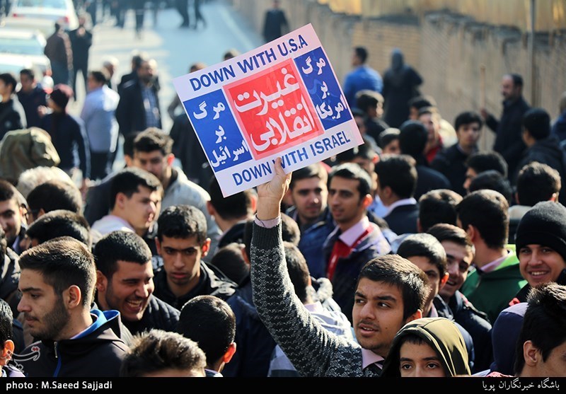 تجمع اعتراض آمیز دانش آموزان مقابل سفارت سوییس