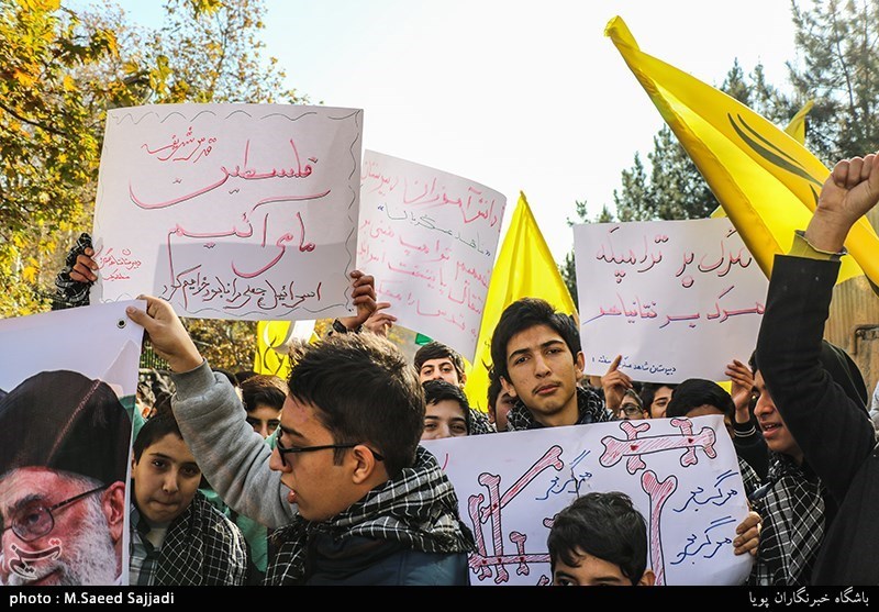 تجمع اعتراض آمیز دانش آموزان مقابل سفارت سوییس