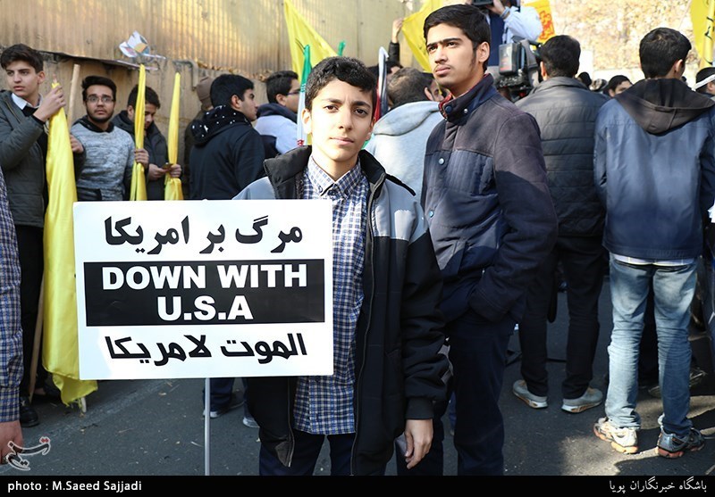 تجمع اعتراض آمیز دانش آموزان مقابل سفارت سوییس