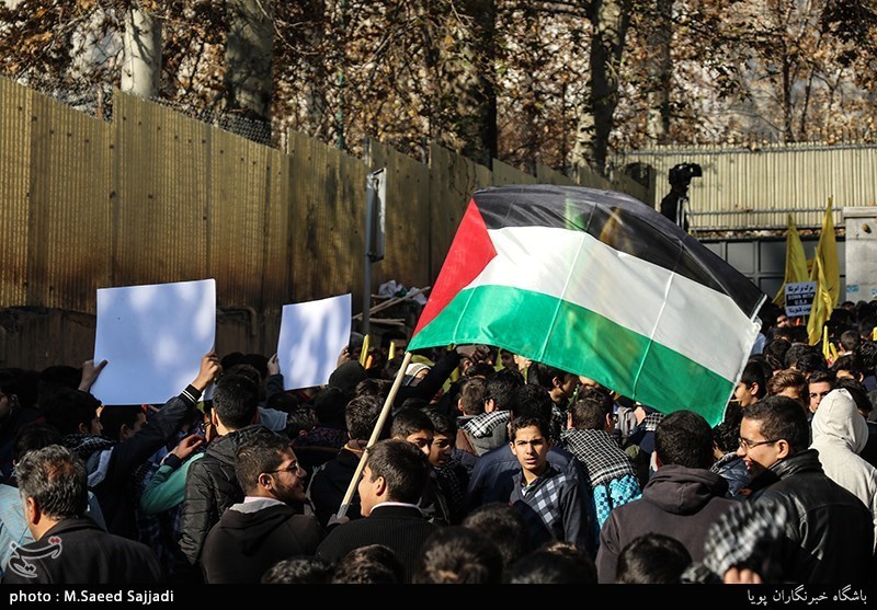 تجمع اعتراض آمیز دانش آموزان مقابل سفارت سوییس