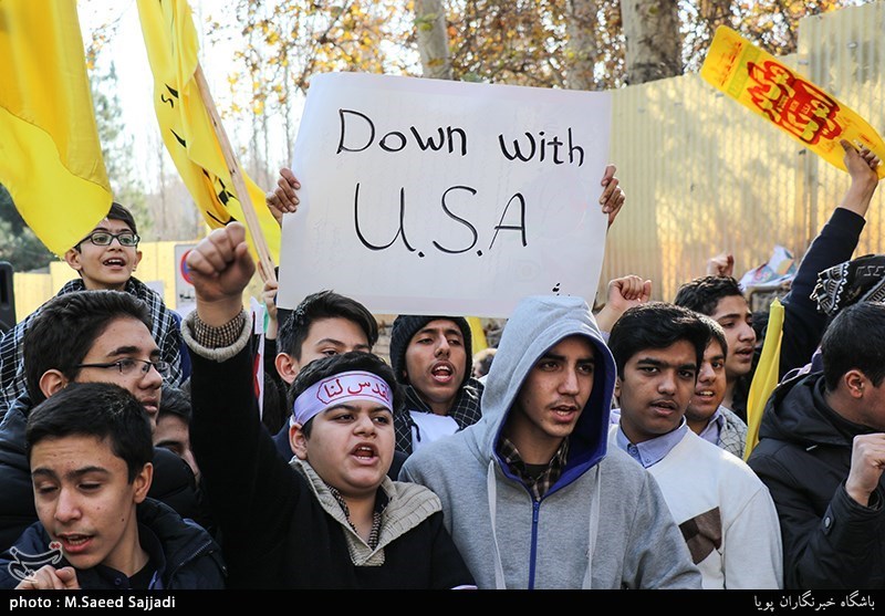 تجمع اعتراض آمیز دانش آموزان مقابل سفارت سوییس