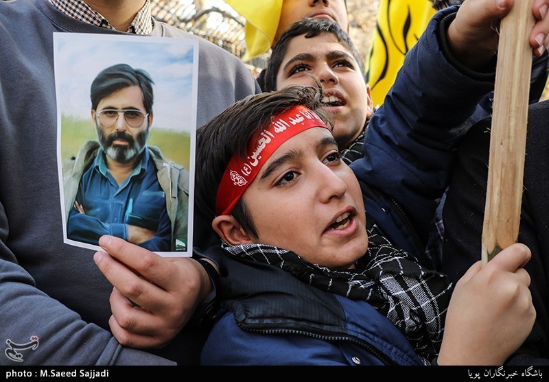 تجمع اعتراض آمیز دانش آموزان مقابل سفارت سوییس