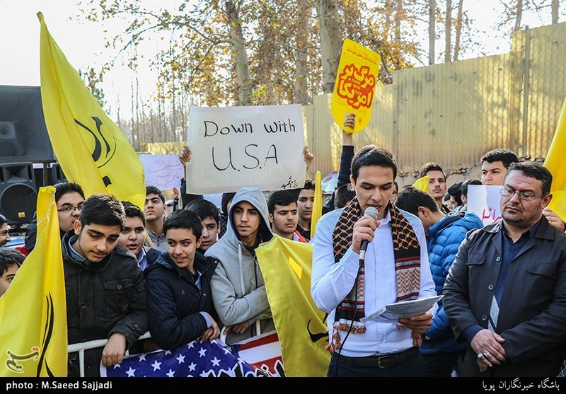 تجمع اعتراض آمیز دانش آموزان مقابل سفارت سوییس