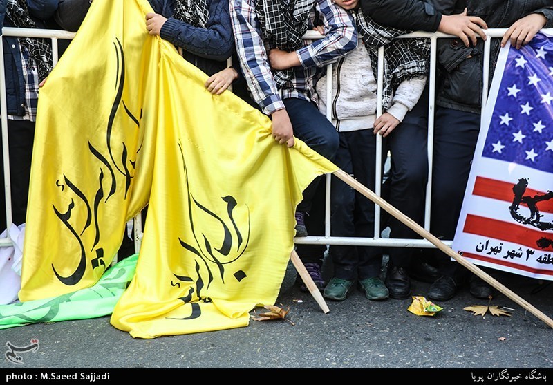 تجمع اعتراض آمیز دانش آموزان مقابل سفارت سوییس