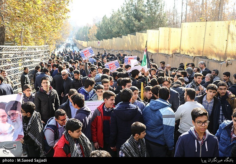 تجمع اعتراض آمیز دانش آموزان مقابل سفارت سوییس