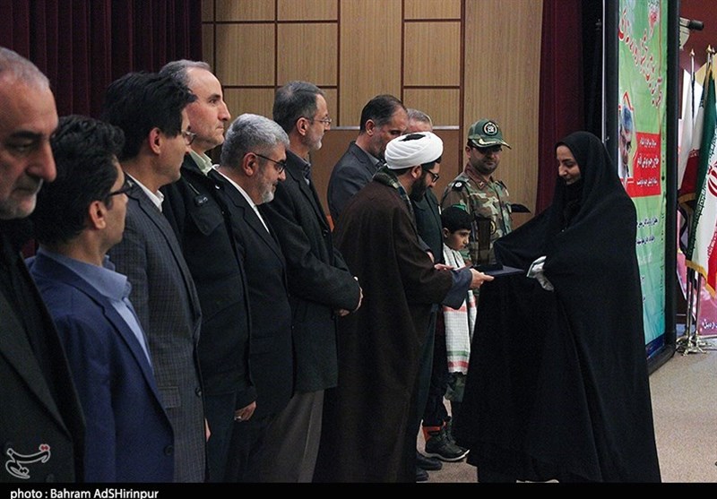 اهدای جایزه به خبرنگار تسنیم