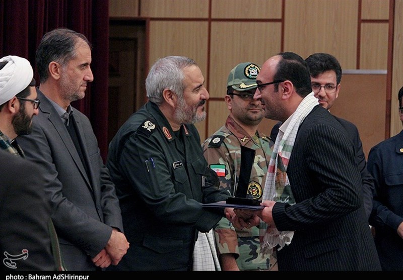 اهدای جایزه به سرپرست خبرگزاری تسنیم