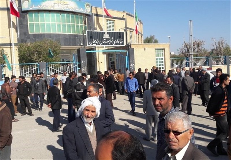 تجمع  اعتراض آمیزکشاورزان هندیجان در مقابل فرمانداری