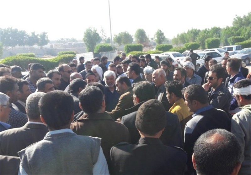 تجمع  اعتراض آمیزکشاورزان هندیجان در مقابل فرمانداری