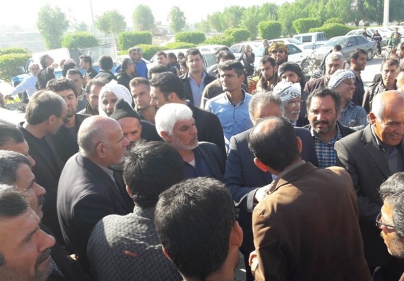 تجمع  اعتراض آمیزکشاورزان هندیجان در مقابل فرمانداری