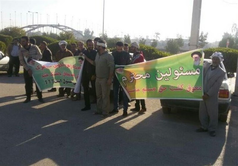 تجمع  اعتراض آمیزکشاورزان هندیجان در مقابل فرمانداری