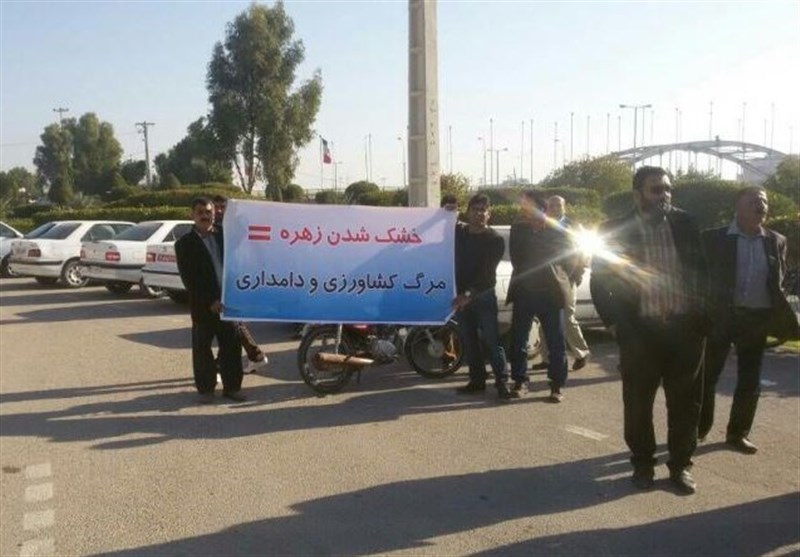 تجمع  اعتراض آمیزکشاورزان هندیجان در مقابل فرمانداری