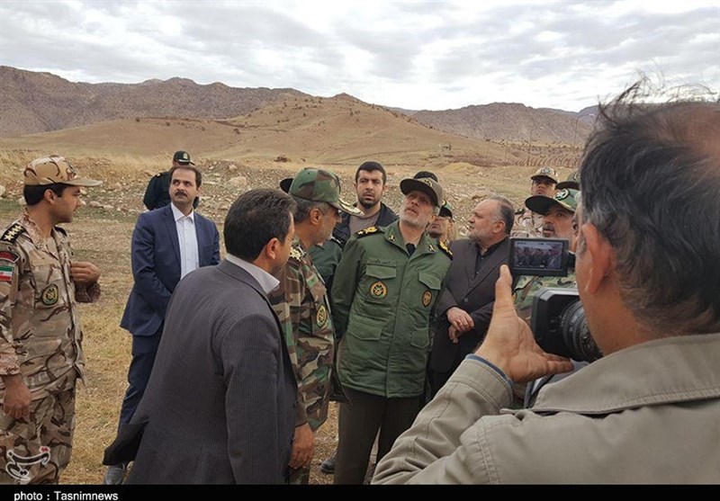بازدید وزیر دفاع از مناطق زلزله‌زده