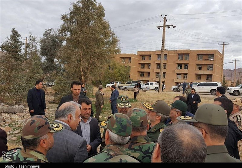 بازدید وزیر دفاع از مناطق زلزله‌زده