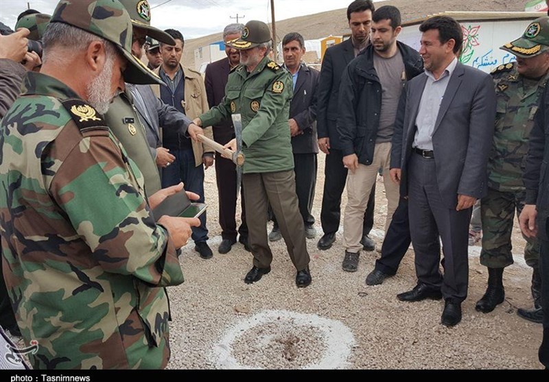 بازدید وزیر دفاع از مناطق زلزله‌زده