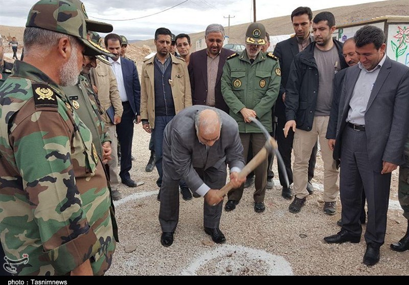 بازدید وزیر دفاع از مناطق زلزله‌زده